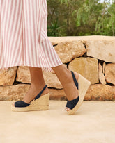 Espadrillas in Morbida Pelle Scamosciata<br />con Zeppa e Cinturino |