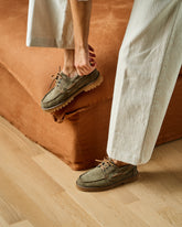 Mocassini con carrarmato<br />in Pelle Scamosciata |