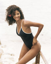 Costume Intero con Profilo a Contrasto |