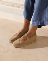 Ballerine con Cinturino in Pelle Scamosciata |