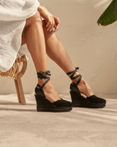 Espadrillas con Zeppa e Scollo a Cuore in Pelle Scamosciata |