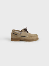 Field moccasin in camoscio color champagne beige con fodera in montone, vista laterale | 