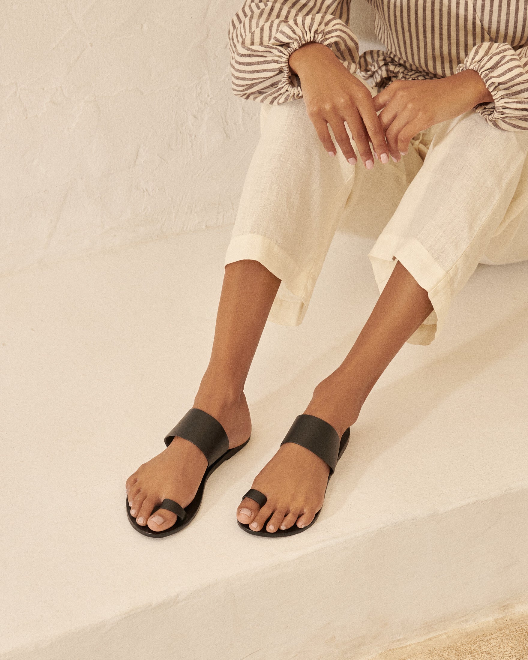 Athens Leather Sandals - Toe Ring Black