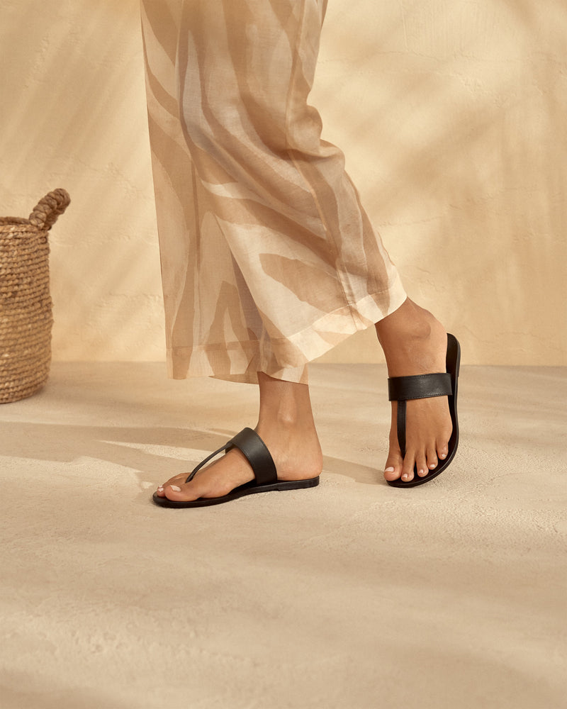 Leather Sandals - Black Thongs